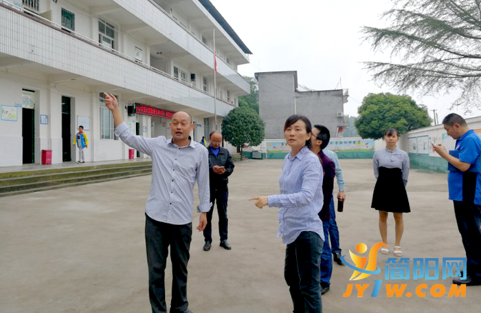 简阳市昌朝戎副市长视查普安乡中心小学标化建设工作