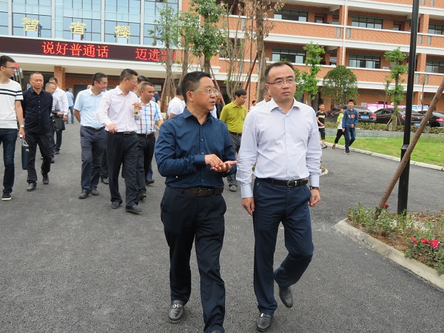 简阳市易恩弟一行东溪初中检查指导工作