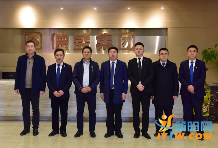 简阳市委常委吴斌一行看望慰问德盛集团董事长总经理曾德